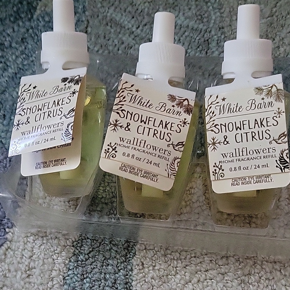 White Barn Snowflakes & Citrus Wallflowers Refill Trio - Pale Yellow